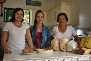 Los dulces de madre e hija deleitan en Chone y otros países