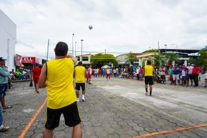 Parque Central fue testigo del emocionante inicio del Campeonato de Ecuavoley