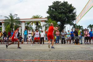 Parque Central fue testigo del emocionante inicio del Campeonato de Ecuavoley