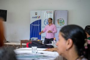 Capacitan a productores de cacao en Chone para que se adaptan al cambio climático