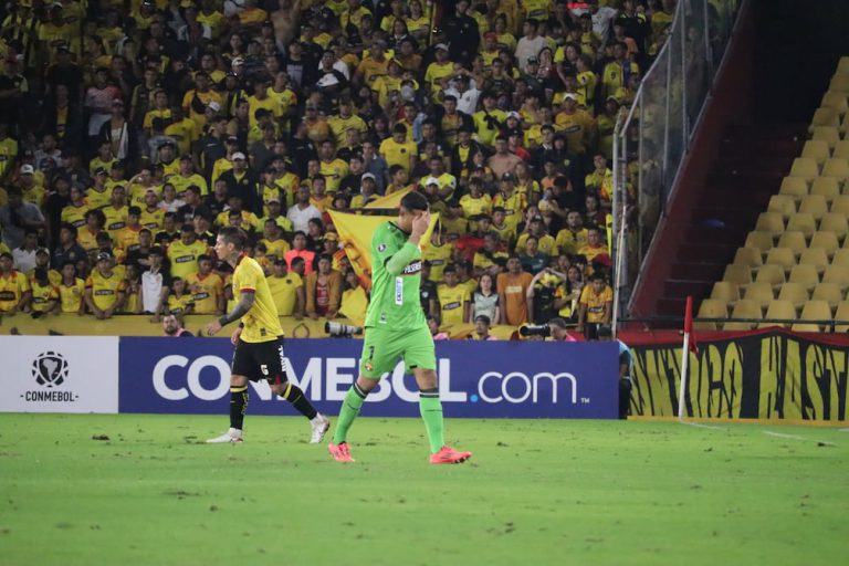 David Contreras salió lesionado ante River Plate: lo reemplazó Ignacio de Arruabarrena, quien debutó con Barcelona SC en Copa Libertadores