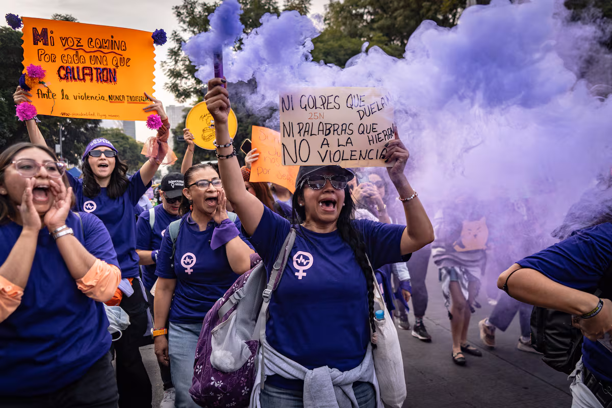 Cientos de mujeres marchan sin incidentes en el 25N en Ciudad de México EL PAÍS