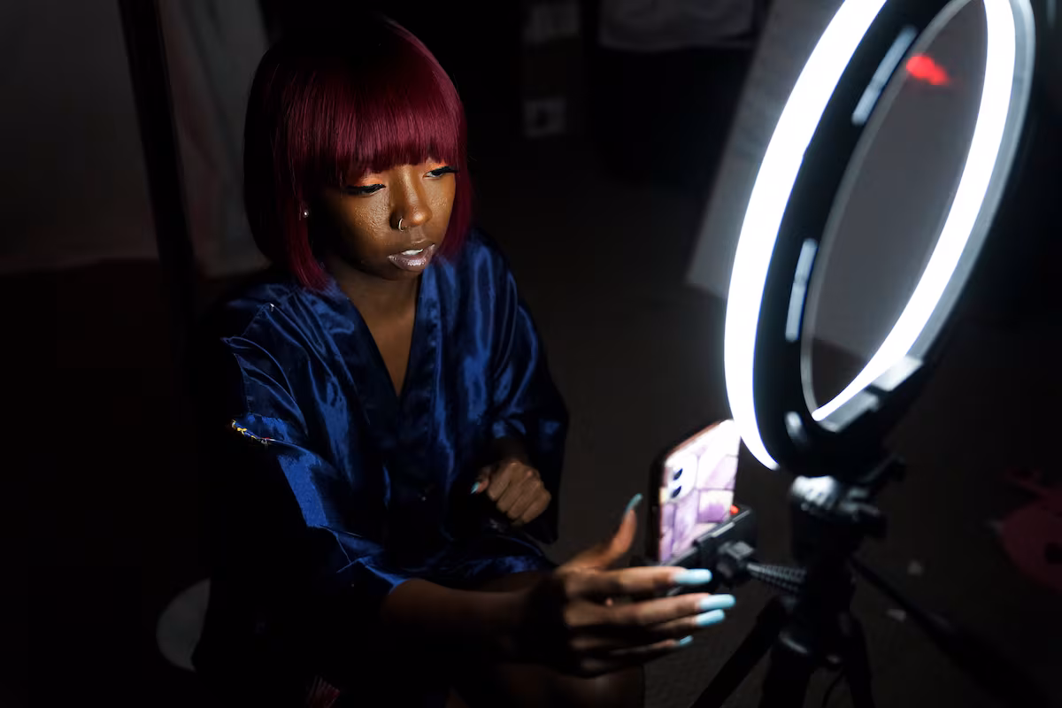 Del ‘sugar dating’ a OnlyFans, nuevas rutas hacia la prostitución: “¿Qué hago con este señor que podría ser mi padre?” EL PAÍS