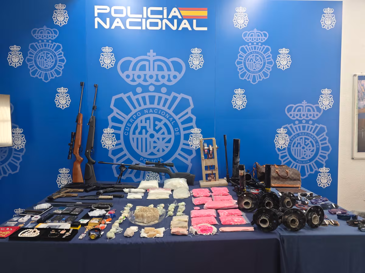 Desarticulada una banda en Madrid que utilizaba empresas de paquetería para traficar con drogas a otros países EL PAÍS