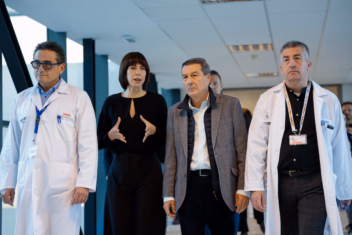 El Hospital La Fe de Valencia recibe el primer prototipo de escáner cerebral que mejora el diagnóstico de enfermedades neurológicas EL PAÍS