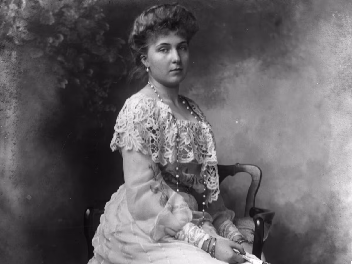 España redescubre a Victoria Eugenia, su “reina maldita”: “Sufrió malos tratos. Fue víctima del machismo” EL PAÍS