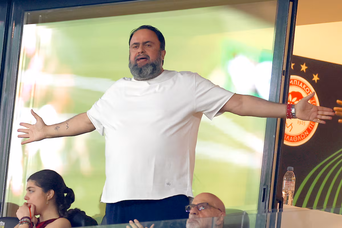 Evangelos Marinakis, el presidente de Olympiacos que es juzgado por instigar la violencia en el fútbol EL PAÍS