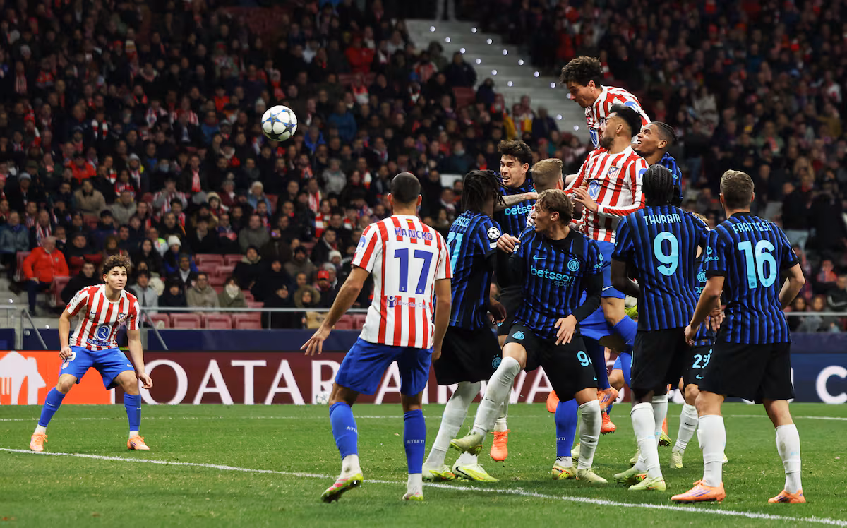 Giménez salta por encima del Inter para darle la victoria al Atlético en la última jugada Giménez salta por encima de la defensa del Inter para marcar el gol del triunfo del Atlético.