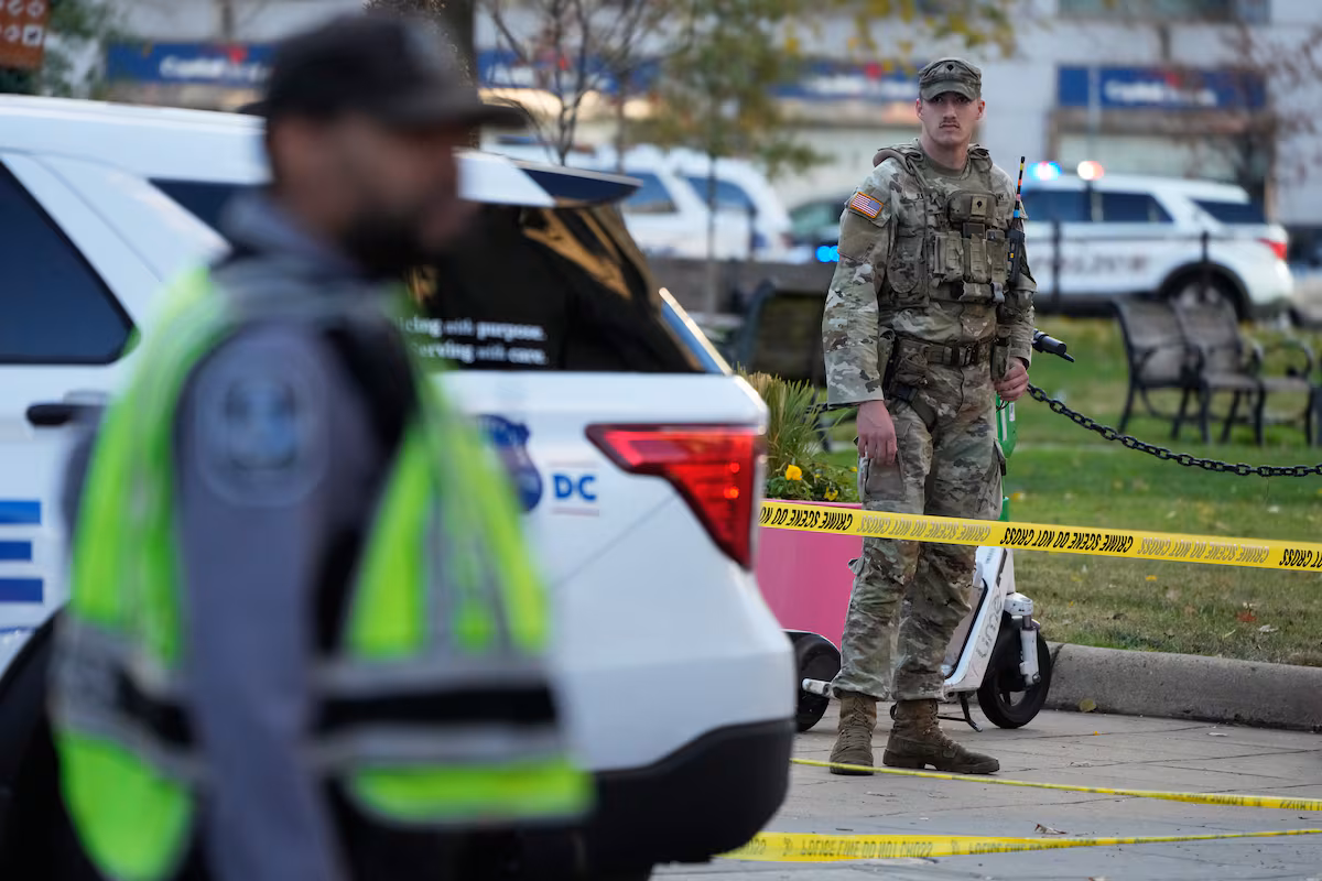 Heridos en un tiroteo dos soldados de la Guardia Nacional cerca de la Casa Blanca EL PAÍS