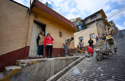 Un camión de Jarritos provoca el enojo de los vecinos de ‘la esquina del diablo’: “Parece que al Gobierno no le importamos” Un camión de Jarritos provoca el enojo de los vecinos de ‘la esquina del diablo’: “Parece que al Gobierno no le importamos”
