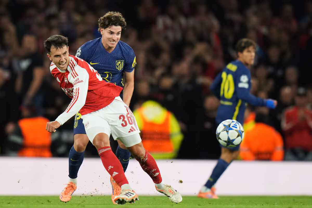 La UEFA sanciona al Atlético de Madrid con 40.000 euros de multa por insultos racistas y lanzamiento de objetos en el estadio del Arsenal EL PAÍS