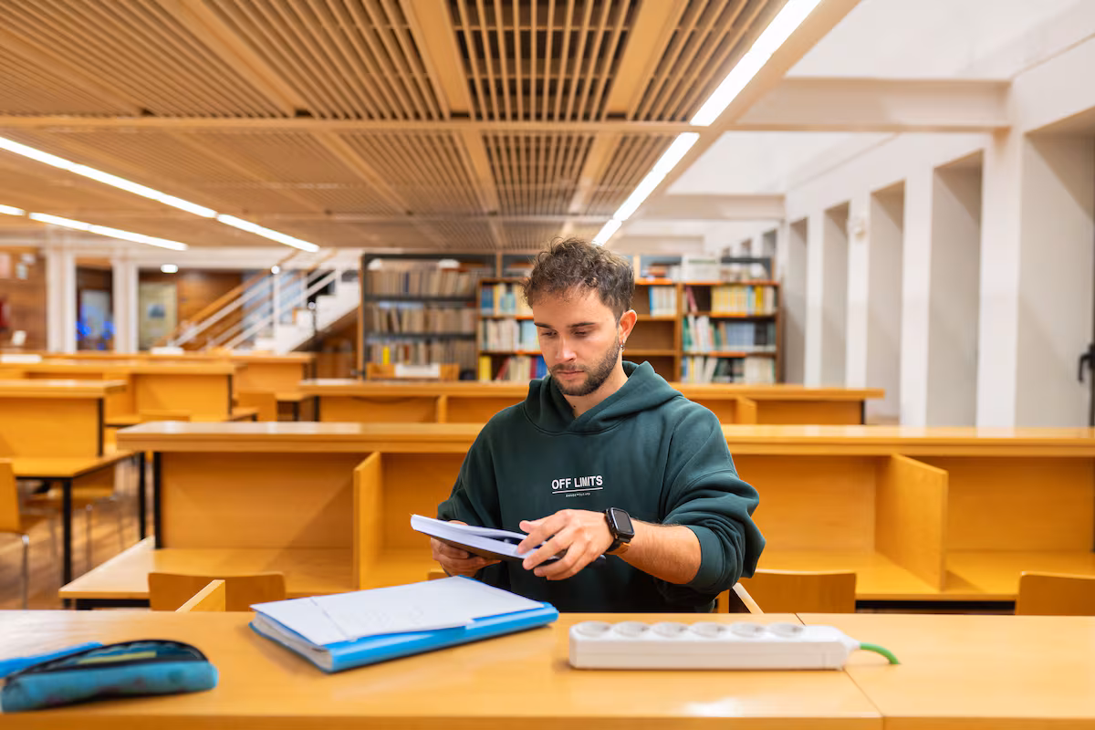 Los bomberos parados fuera de campaña en Castilla y León: estudiando oposiciones, cuidando vacas o de baja médica EL PAÍS