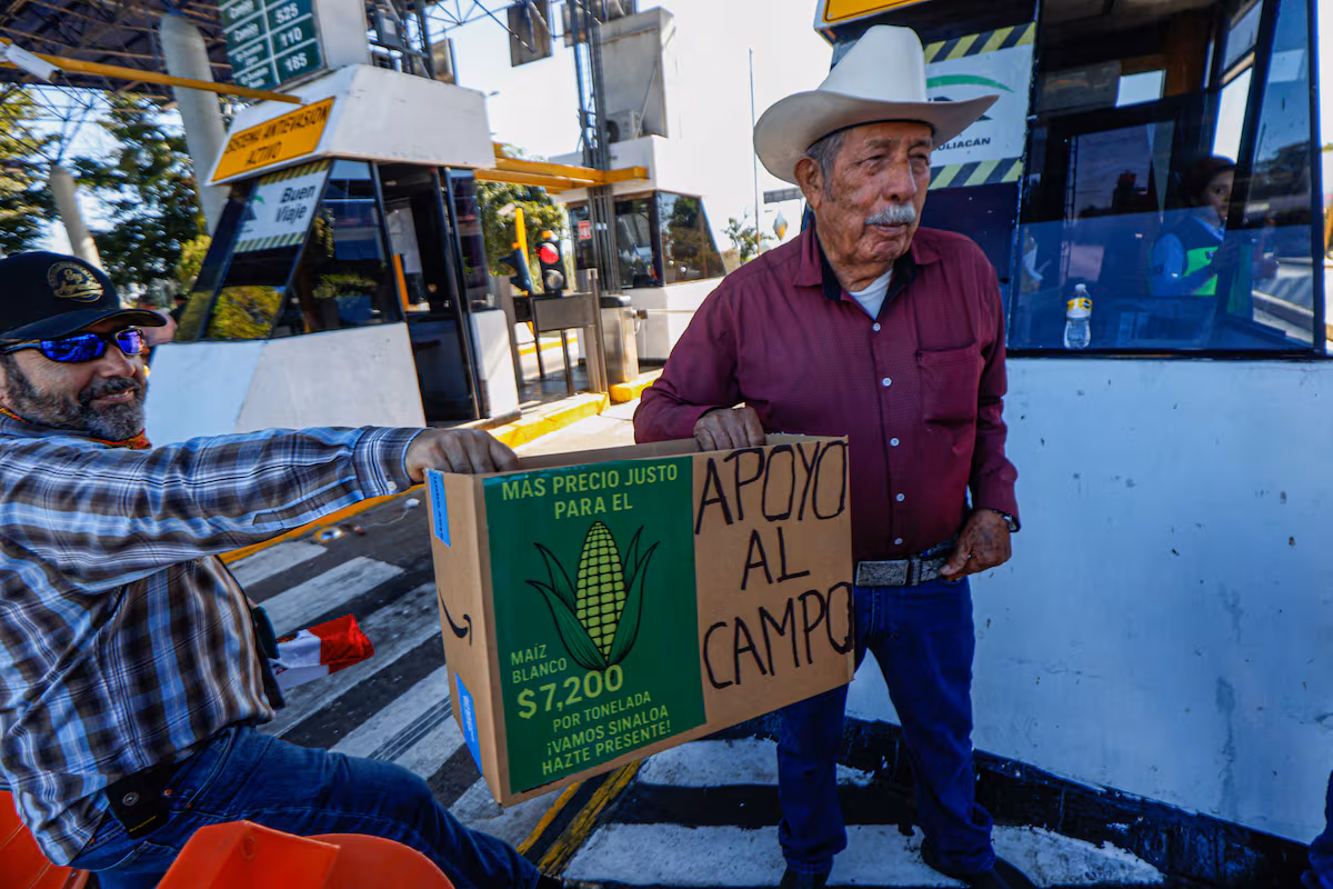 Los campesinos abandonan la mesa de diálogo con Gobernación tras más de cuatro horas de negociaciones EL PAÍS