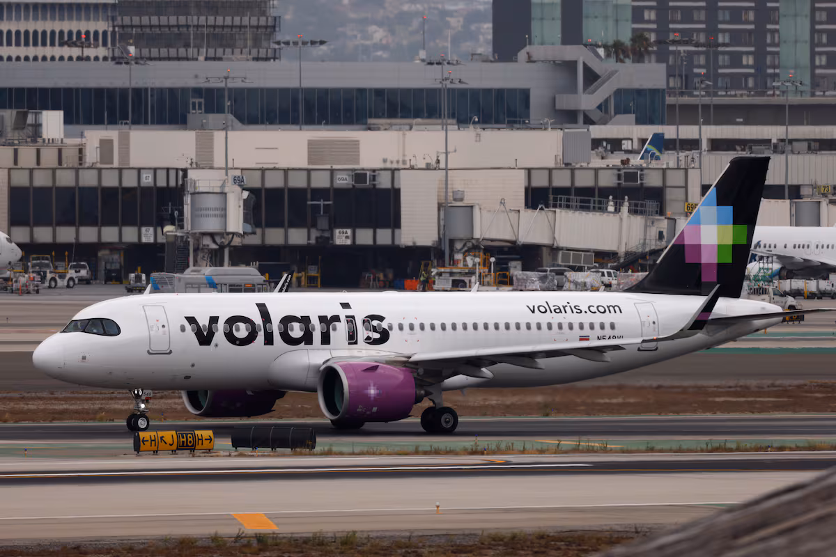 Los pilotos mexicanos protestan contra Volaris por la contratación de aviadores extranjeros EL PAÍS