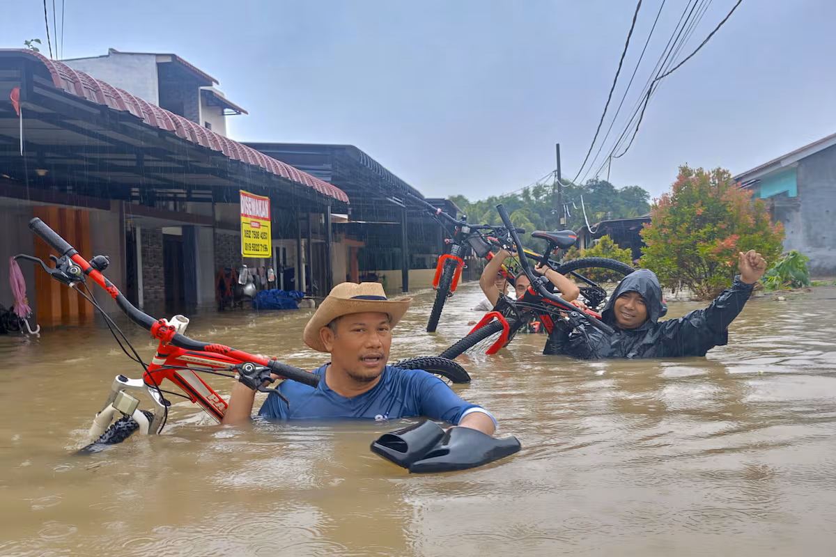 Más de 300 personas mueren por las inundaciones en Indonesia, Malasia y Tailandia Más de 300 personas mueren por las inundaciones en Indonesia, Malasia y Tailandia