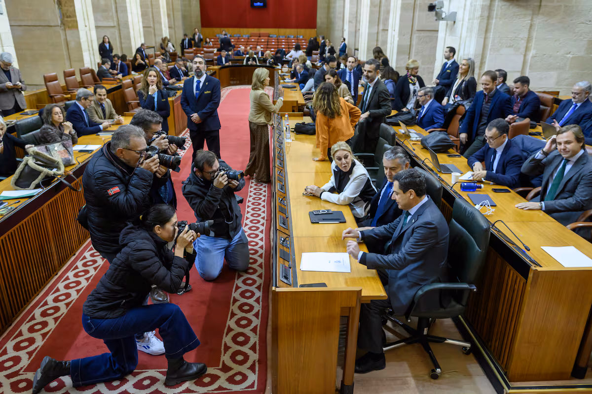 Moreno se ceba con la ausencia de Montero en el principal debate político en Andalucía Lourdes Lucio