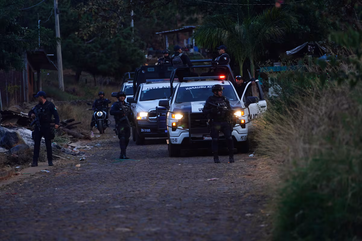 Un operativo de la Fiscalía deriva en la huida de al menos ocho policías municipales en una localidad de Michoacán EL PAÍS