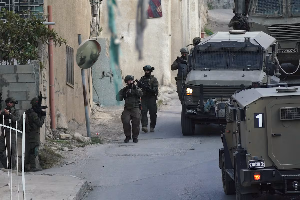Un vídeo capta cómo el ejército israelí ejecuta a dos palestinos desarmados en Cisjordania EL PAÍS