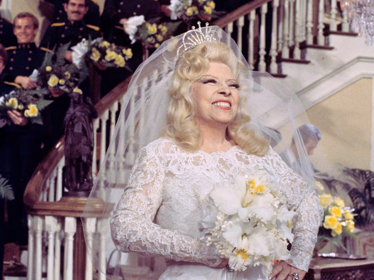 Una mujer de 85 años vestida de novia: la historia de la última y delirante película de Mae West EL PAÍS