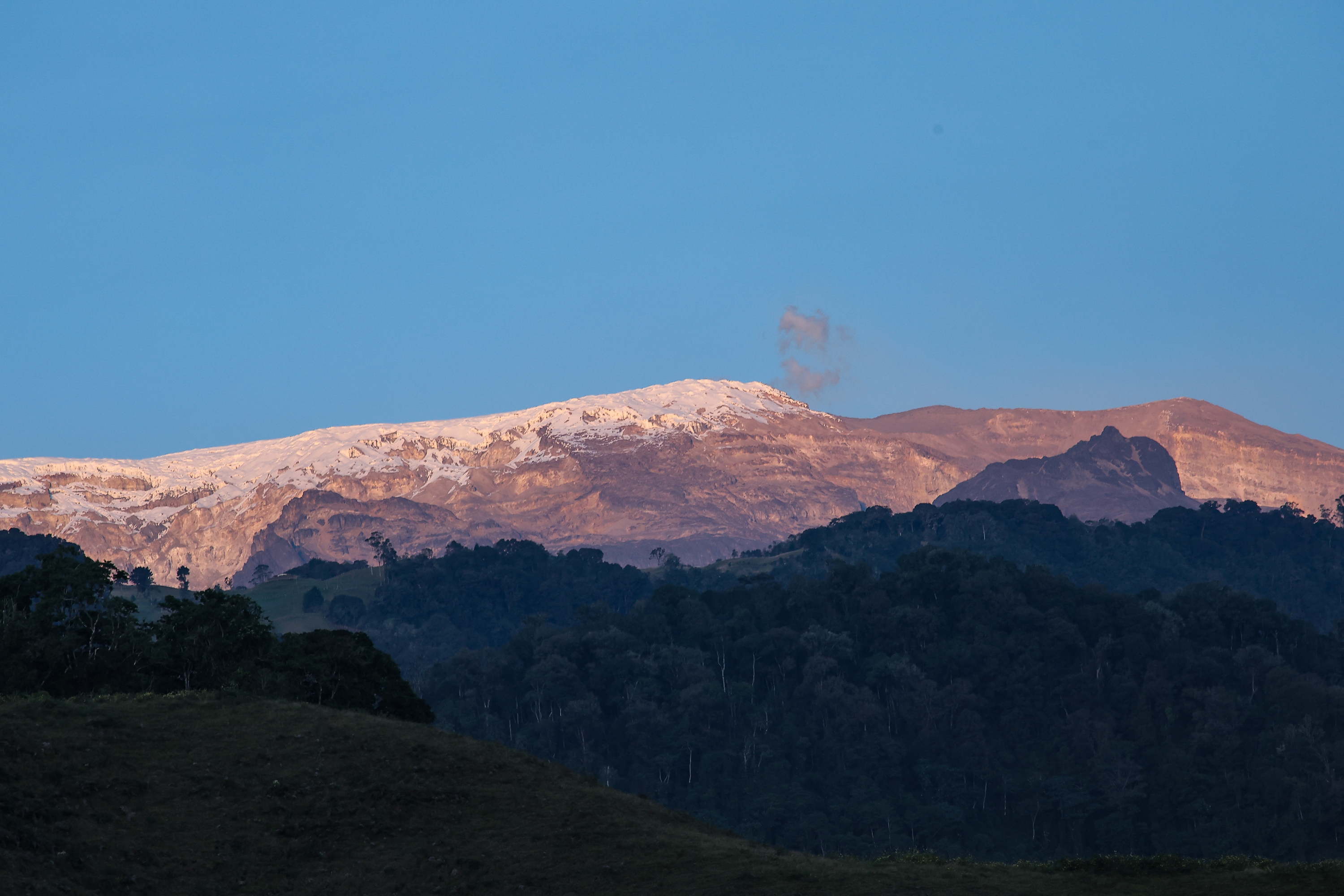 Alerta naranja en el Puracé: lluvias y ceniza elevan el riesgo de lahares en los volcanes de Los Coconucos, advierte el Servicio Geológico Colombiano EL TIEMPO
