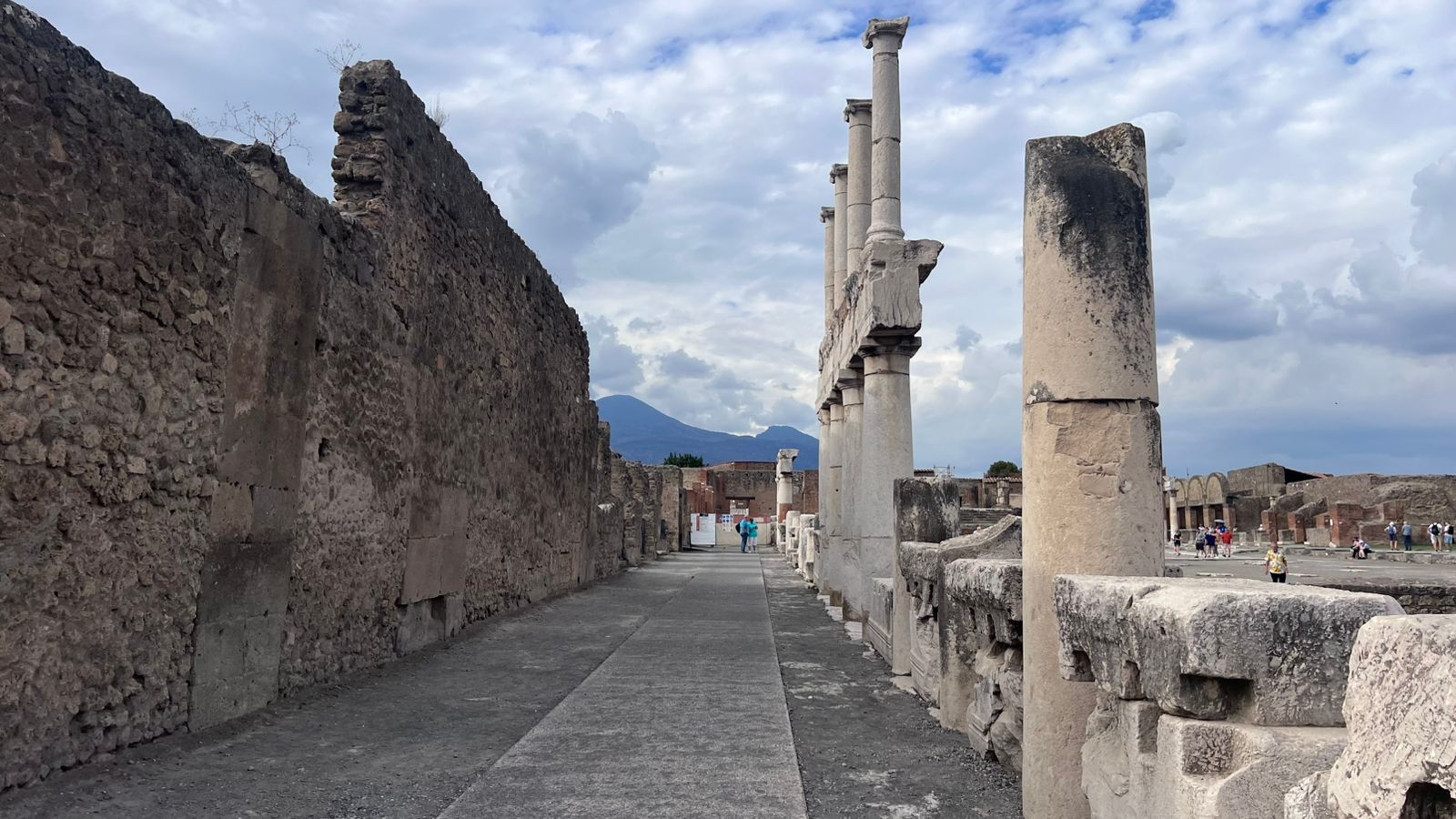 Científicos transforman desechos de piña en nanofibras que mejoran los suelos desérticos para uso agrícola: ¿cómo funciona? Los turistas pueden visitar Pompeya.