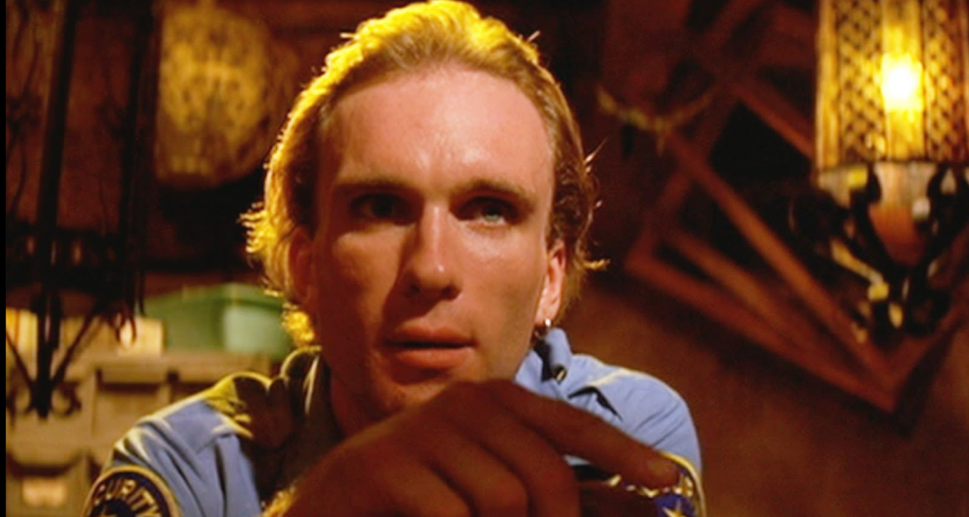 La cámara retro que utilizó Taylor Swift en un partido de fútbol americano y que ahora se ha hecho viral El actor Peter Greene en 'Pulp Fiction', de 1994.