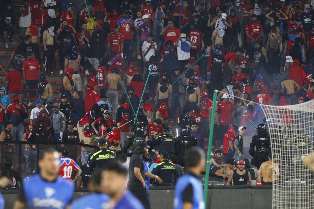 Fotos y videos de los desmanes en la final de la Copa Colombia entre Nacional y Medellín que dejaron más de 50 heridos: hinchas invadieron la cancha Desmanes en el Atanasio Girardot