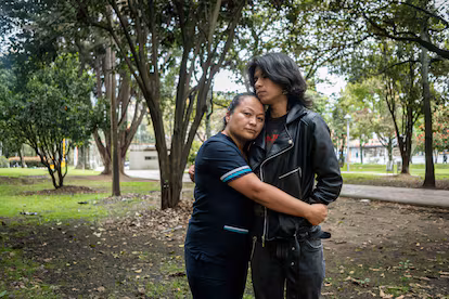 Families demand repatriation of bodies of Colombians who died in Ukraine: ‘This war is a slaughterhouse for foreigners’ Yuderly Tique y Alejandro Valdés Tique en Bogotá, el 12 de diciembre de 2025.