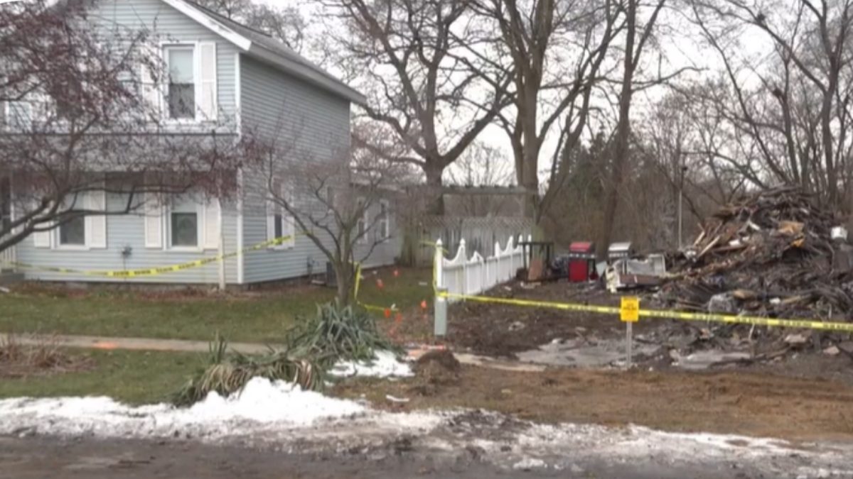 Papá no lo pensó dos veces y regresó a su casa en llamas para salvar a su pequeña hija: 'Está viva porque no te rendiste' Papá no lo pensó dos veces y regresó a su casa en llamas para salvar a su pequeña hija: 'Está viva porque no te rendiste'