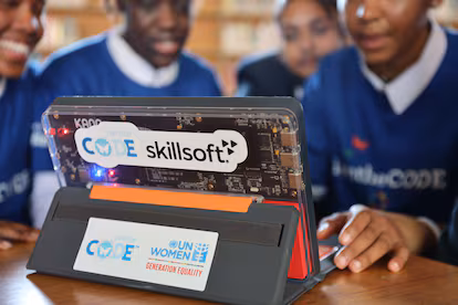 Lady Mariéme Jamme: “Nadie cree en las niñas ni quiere invertir en su talento, y esa falta de fe pesa muchísimo” Jóvenes participantes en un taller de programación de iamtheCODE.