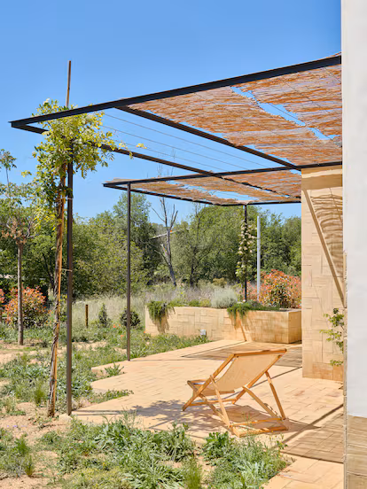 “Un jardín con casa, no una casa con jardín”: así es la premiada vivienda de 146 metros cuadrados que se camufla con la vegetación “Un jardín con casa, no una casa con jardín”: así es la premiada vivienda de 146 metros cuadrados que se camufla con la vegetación