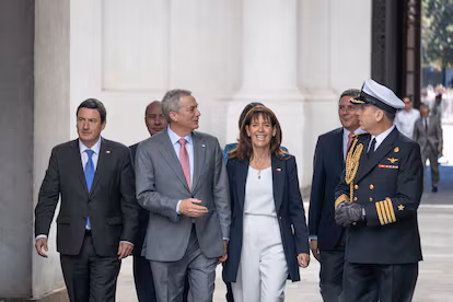 Kast visita a Boric en La Moneda: “Este Gobierno de emergencia tiene que verse reflejado en un Gobierno de unidad nacional” Kast visita a Boric en La Moneda: “Este Gobierno de emergencia tiene que verse reflejado en un Gobierno de unidad nacional”