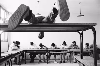 El aula reinventada del fotógrafo Hicham Benohoud como metáfora de la sociedad marroquí El aula reinventada del fotógrafo Hicham Benohoud como metáfora de la sociedad marroquí