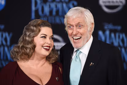 Y el deshollinador de ‘Mary Poppins’ se hizo centenario: Dick Van Dyke cumple 100 años en plena forma y con sus propios trucos Y el deshollinador de ‘Mary Poppins’ se hizo centenario: Dick Van Dyke cumple 100 años en plena forma y con sus propios trucos