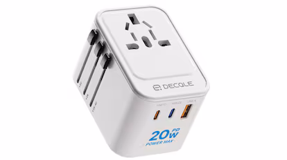 Ideas de regalos para viajeros: 25 imprescindibles que harán cualquier aventura inolvidable regalos para viajeros en adaptadores universales para cargar los dispositivos