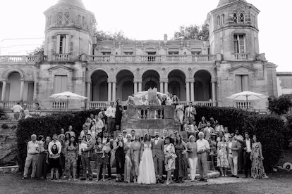 I’ve been a wedding photographer and these are the mistakes I’m not going to make at mine Gosia y Paulen con familia y amigos en Francia.