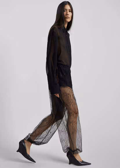 Del pantalón ‘harem’ a la boa de piel: las tendencias más apetecibles para un ‘look’ de Nochevieja Del pantalón ‘harem’ a la boa de piel: las tendencias más apetecibles para un ‘look’ de Nochevieja