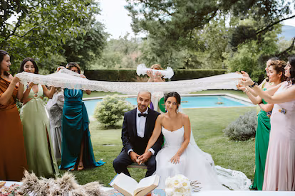 I’ve been a wedding photographer and these are the mistakes I’m not going to make at mine Ritual persa en el que los invitados sostienen un paño sobre las cabezas de la pareja, mientras las damas de honor muelen azúcar sobre la tela, simbolizando dulces bendiciones, que llueven sobre la pareja.