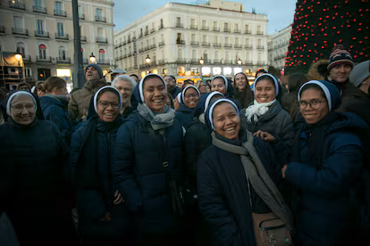 Hakuna abarrota el centro de Madrid con su pop cristiano que ya bailan hasta Ayuso y Feijóo Hakuna abarrota el centro de Madrid con su pop cristiano que ya bailan hasta Ayuso y Feijóo