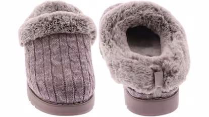 La comodidad hecha zapatillas de estar por casa: Skechers tiene el modelo más calentito del invierno Estas zapatillas de estar por casa Skechers para mujer son perfectas para invierno.