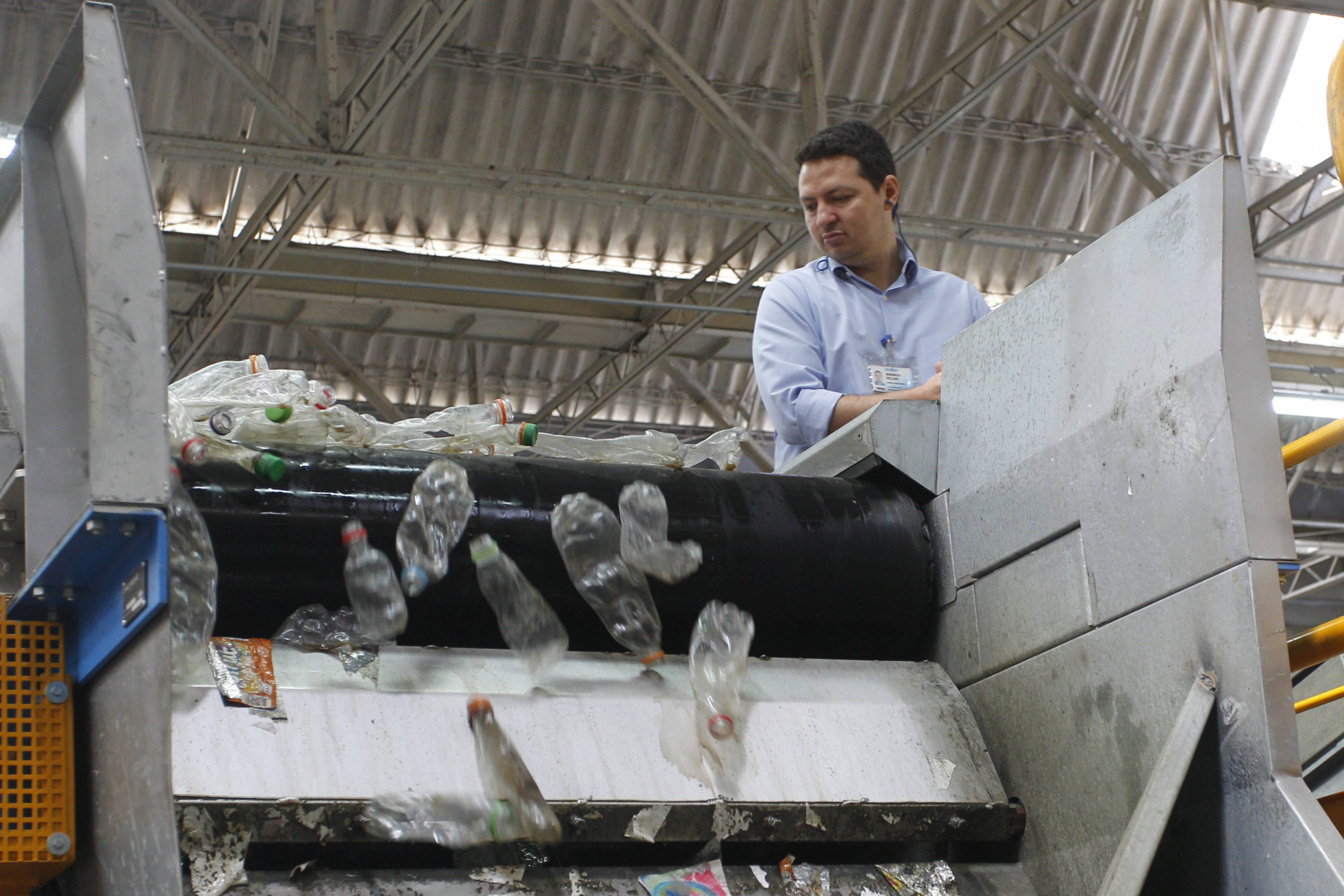 Alerta por caucho reciclado: partículas finas de llantas usadas liberan sustancias tóxicas en suelo y agua En rechazo del plástico, Coca Cola anuncia que reemplazaría el envase de su agua por latas de aluminio.