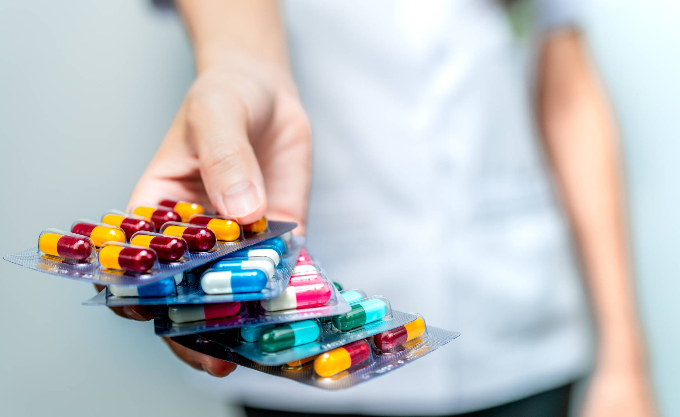 ¿Cuándo tomar antigripales y cuándo no? Estas son las contraindicaciones Del 90 al 100 por ciento de los enfermos hospitalizados por covid-19 recibieron un antibiótico.