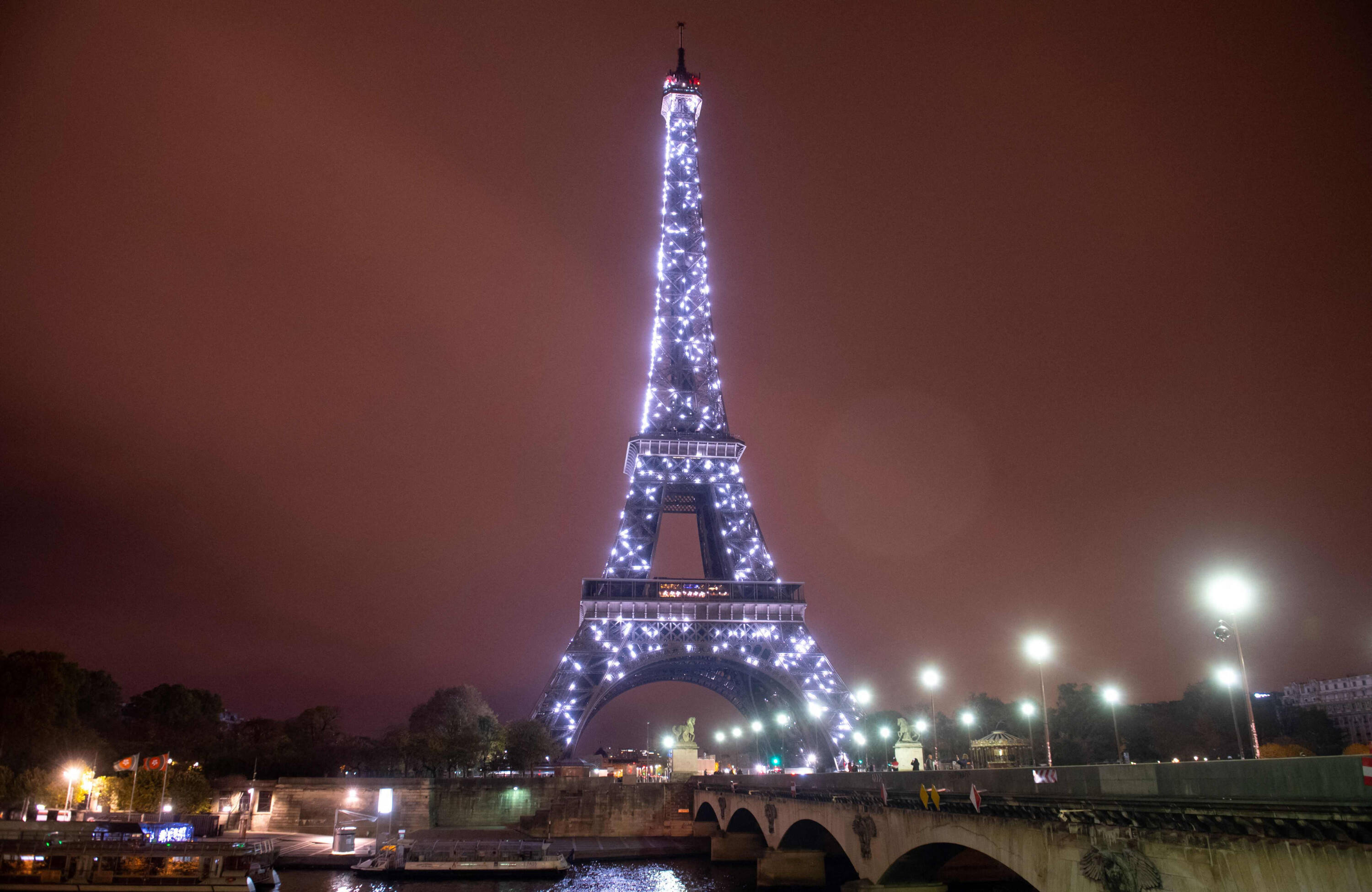 Blessd adelantó la fiesta en Barrio Antioquia: dará varios servicios sociales y concierto gratuito Foto de la torre Eiffel, en París (Francia).