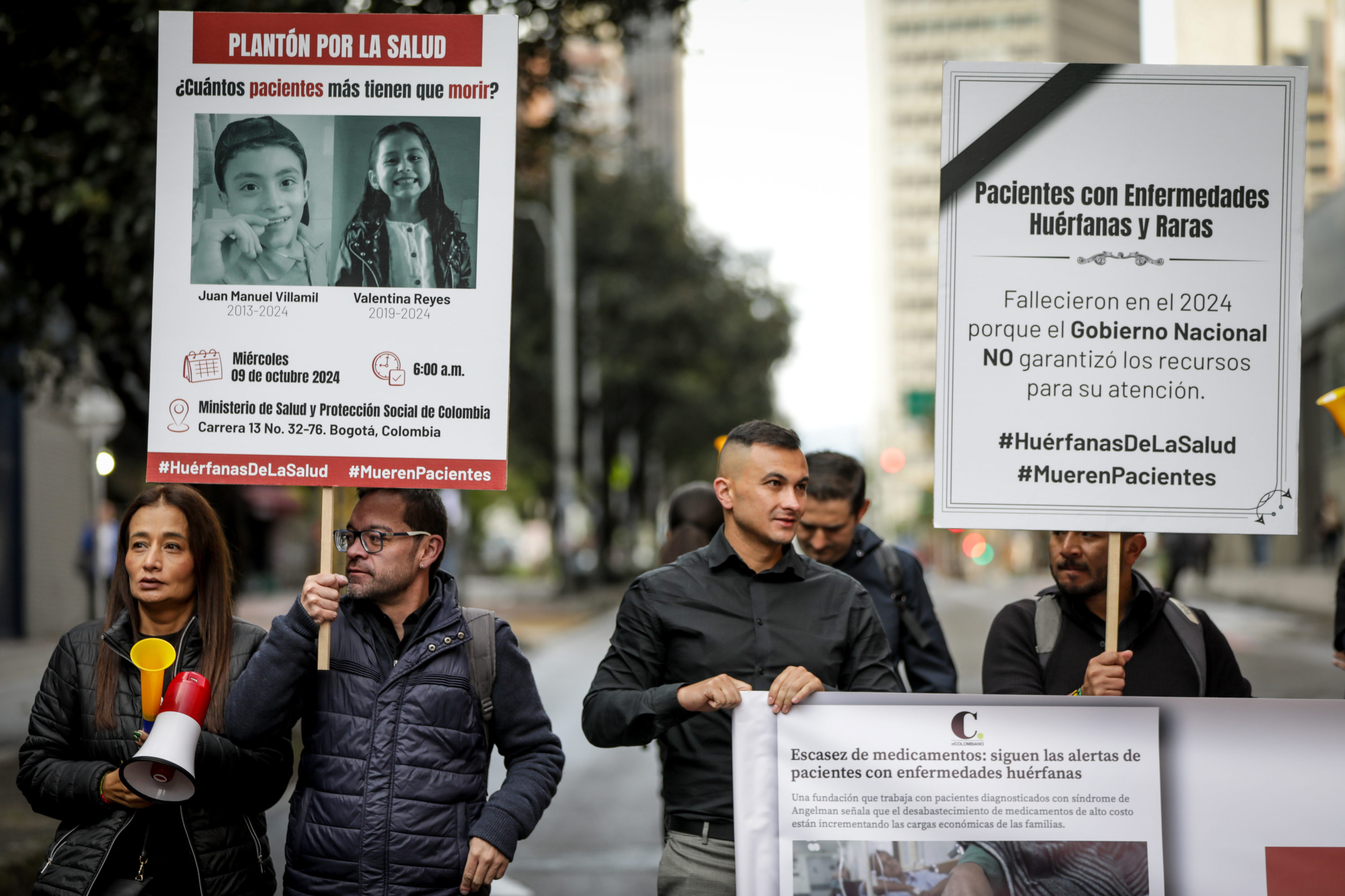 La inteligencia artificial generaría ahorros de hasta 10 % en el gasto médico y mayor eficiencia para el sistema de salud colombiano Protesta frente a las instalaciones del ministerio de salud por parte de Pacientes con enfermedades Huérfanas/Raras en emergencia nacional por desfinanciamiento del sistema de salud y desabastecimiento de medicamentos. La falta de financiamiento y las dificultades en el suministro de medicamentos ha puesto en riesgo a cerca de 90.000 pacientes de enfermedades huérfanas en Colombia, de acuerdo con el registro del Sistema Integrado de Información de la Protección Social (SISPRO). Actualmente, se adeudan más de 2,5 billones de pesos de pagos de presupuestos máximos de julio a septiembre, incluidos los ajustes presupuestales de 2022, que no han sido desembolsados.Bogotá 9 de octubre del 2024. Foto MAURICIO MORENO CEET EL TIEMPO @mauriciomorenofoto