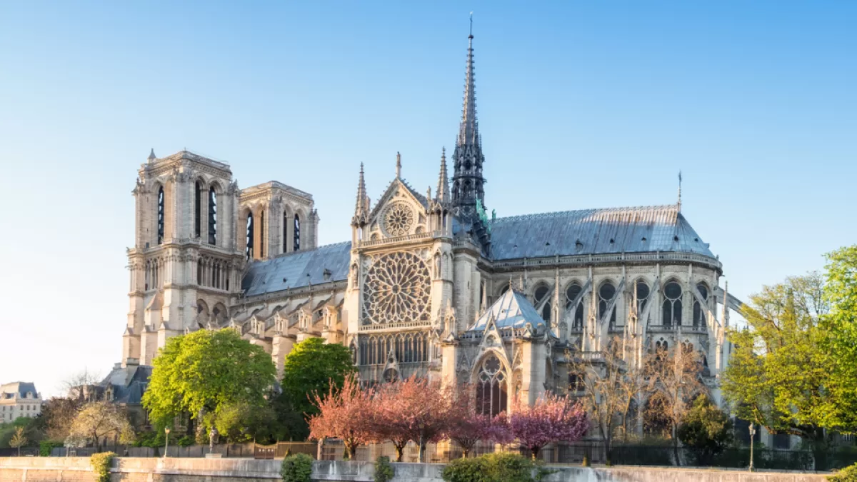 Notre Dame supera en visitas a la torre Eiffel y al Louvre un año después de su reapertura Notre Dame supera en visitas a la torre Eiffel y al Louvre un año después de su reapertura