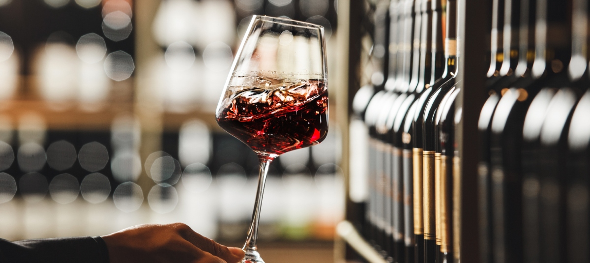 Gastroenterólogo advierte que el sistema digestivo ‘no entra en vacaciones’ y alerta sobre cinco riesgos frecuentes al comer en Navidad y Año Nuevo Vino