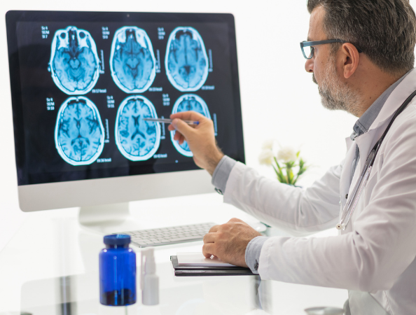 El dolor de rodilla que aparece durante la noche debe ponerle especial atención, según expertos Alzheimer