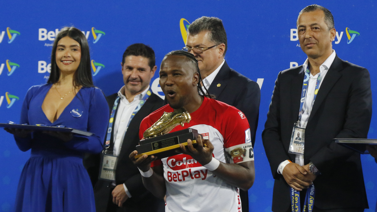 Hugo Rodallega, héroe de la décima estrella de Independiente Santa Fe, fue elegido como el mejor jugador de la Liga colombiana en el 2025 Hugo Rodallega, héroe de la décima estrella de Independiente Santa Fe, fue elegido como el mejor jugador de la Liga colombiana en el 2025