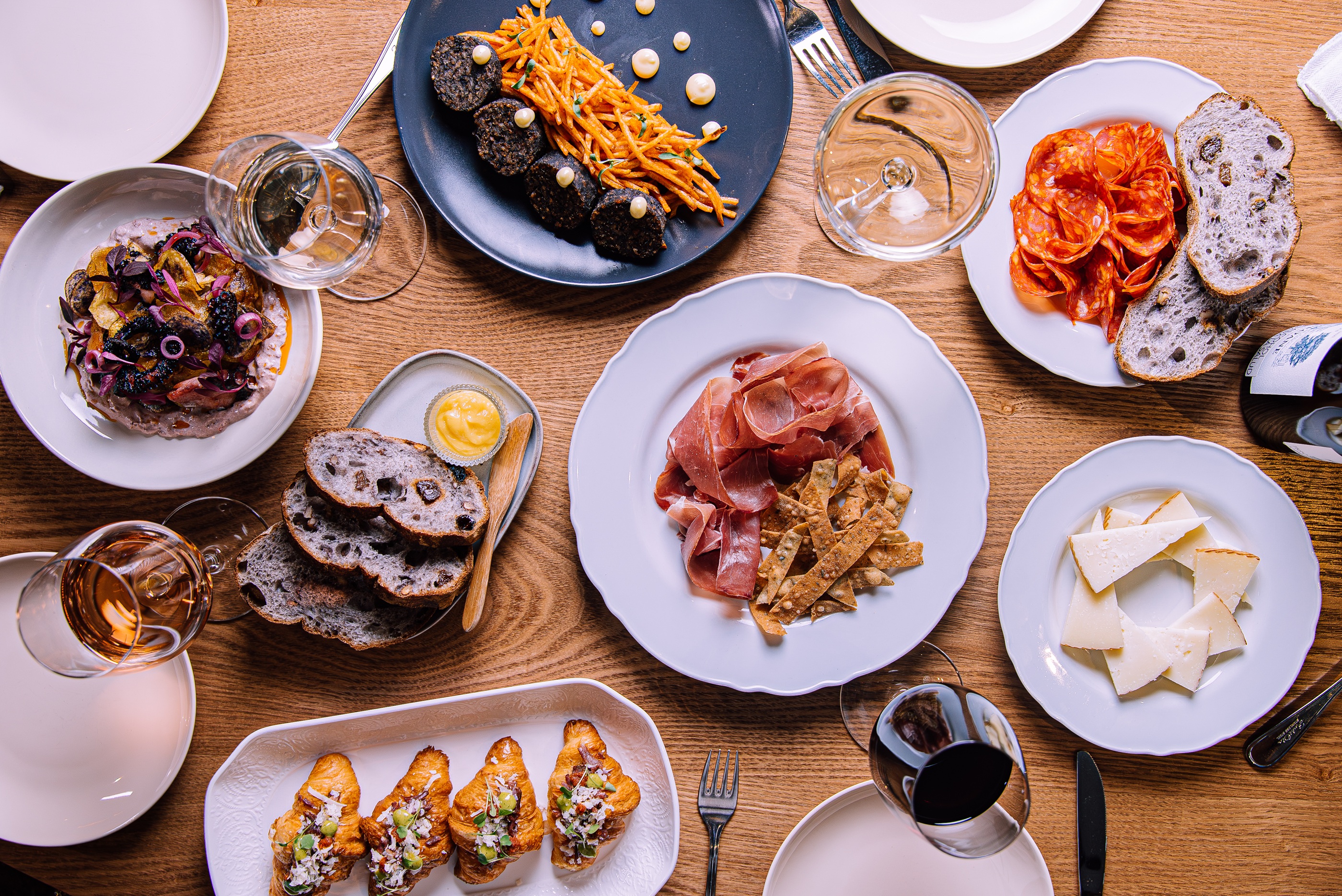 Visita a Sastrería Martínez, uno de los mejores bares del mundo, en Lima: donde el coctel viste de gala Restaurante Cava Bombón, en el norte de Bogotá: Pedir al centro de la mesa y compartir... una rica opción.