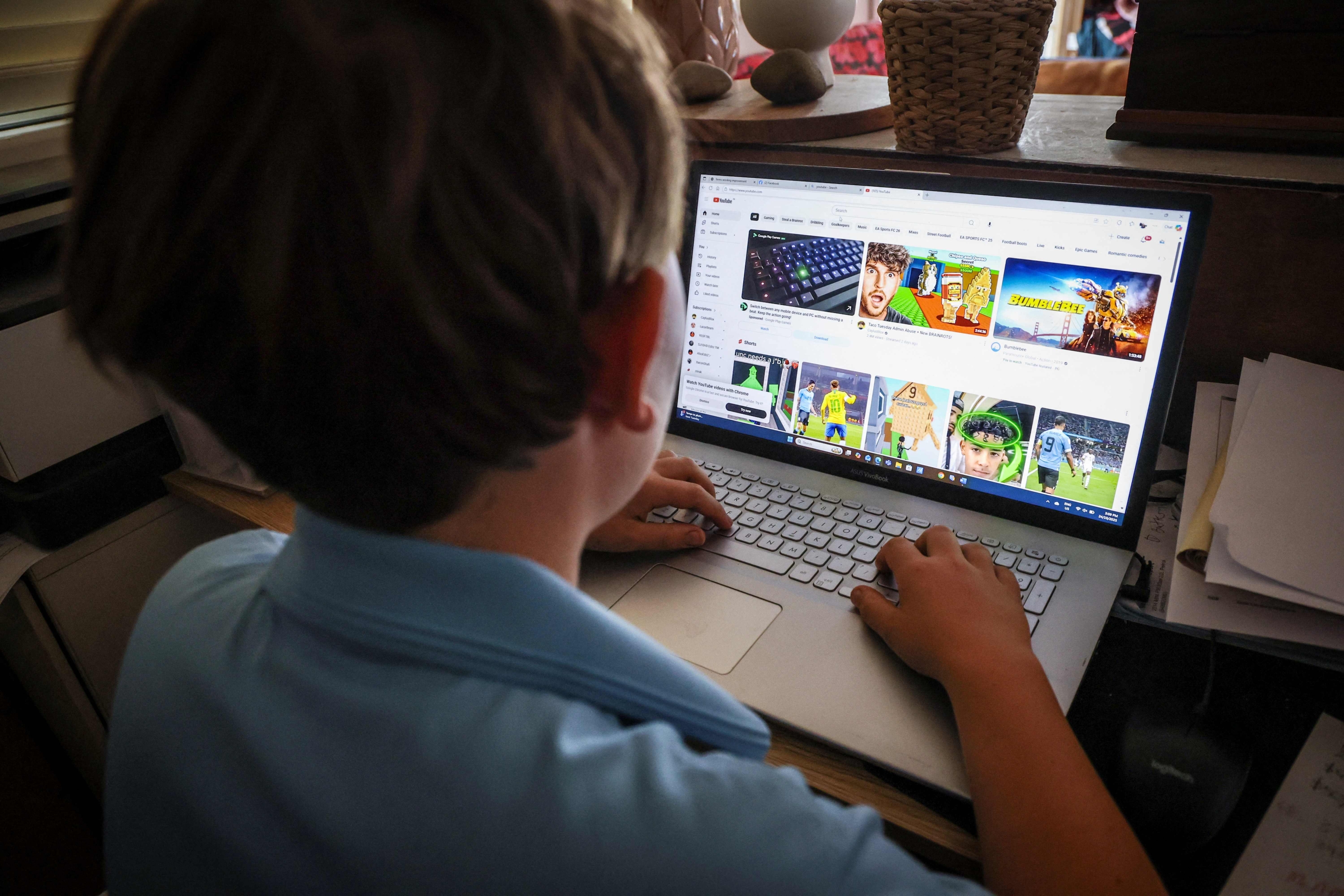 Presidente de Instagram dice que con tanto contenido creado con IA, el auténtico debe ser etiquetado: 'Los creadores que sean reales destacarán' Datos del gobierno australiano indican que alrededor de 350.000 usuarios de Instagram y 150.000 de Facebook tienen entre 13 y 15 años